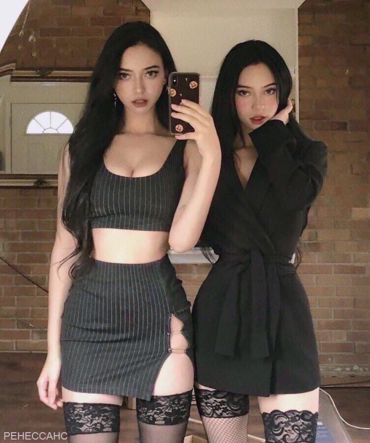 Сексуальные блогерши близняшки