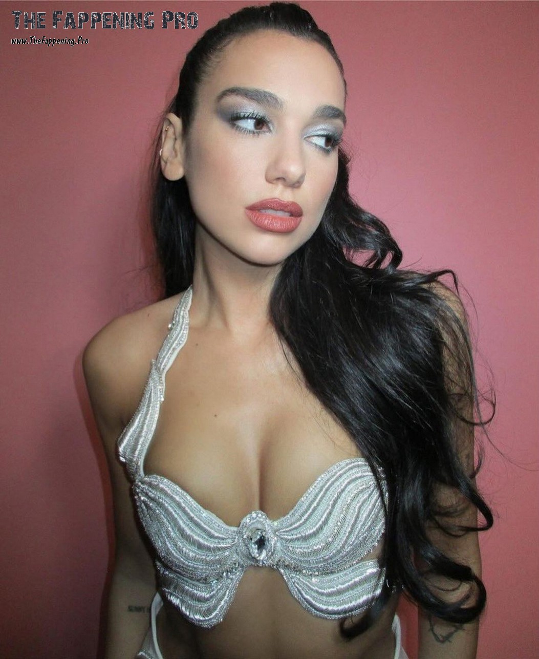 Сиськи Дуа Липы