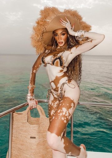 Модель Винни Харлоу в сексуальном купальнике