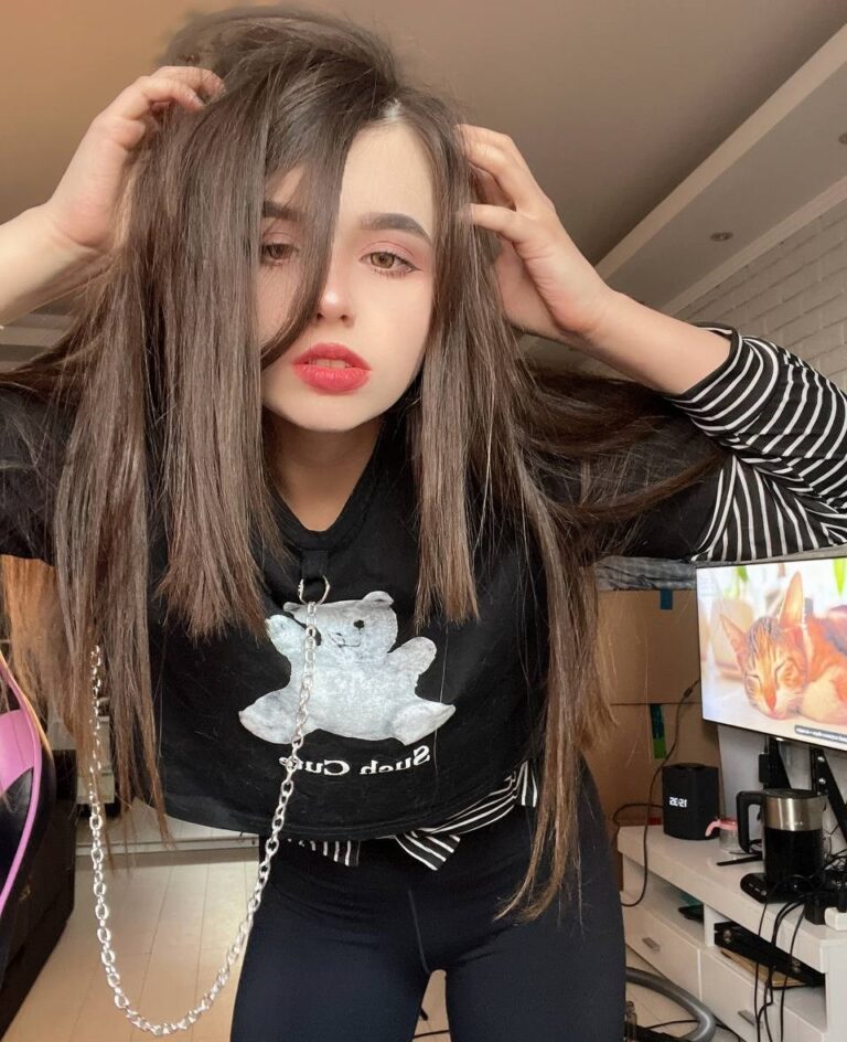 Стримерша Yuuechka, сливы Юечки